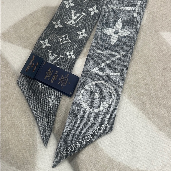 Louis Vuitton Gray Monogram Scarf/Twilly - Picture 2 of 7